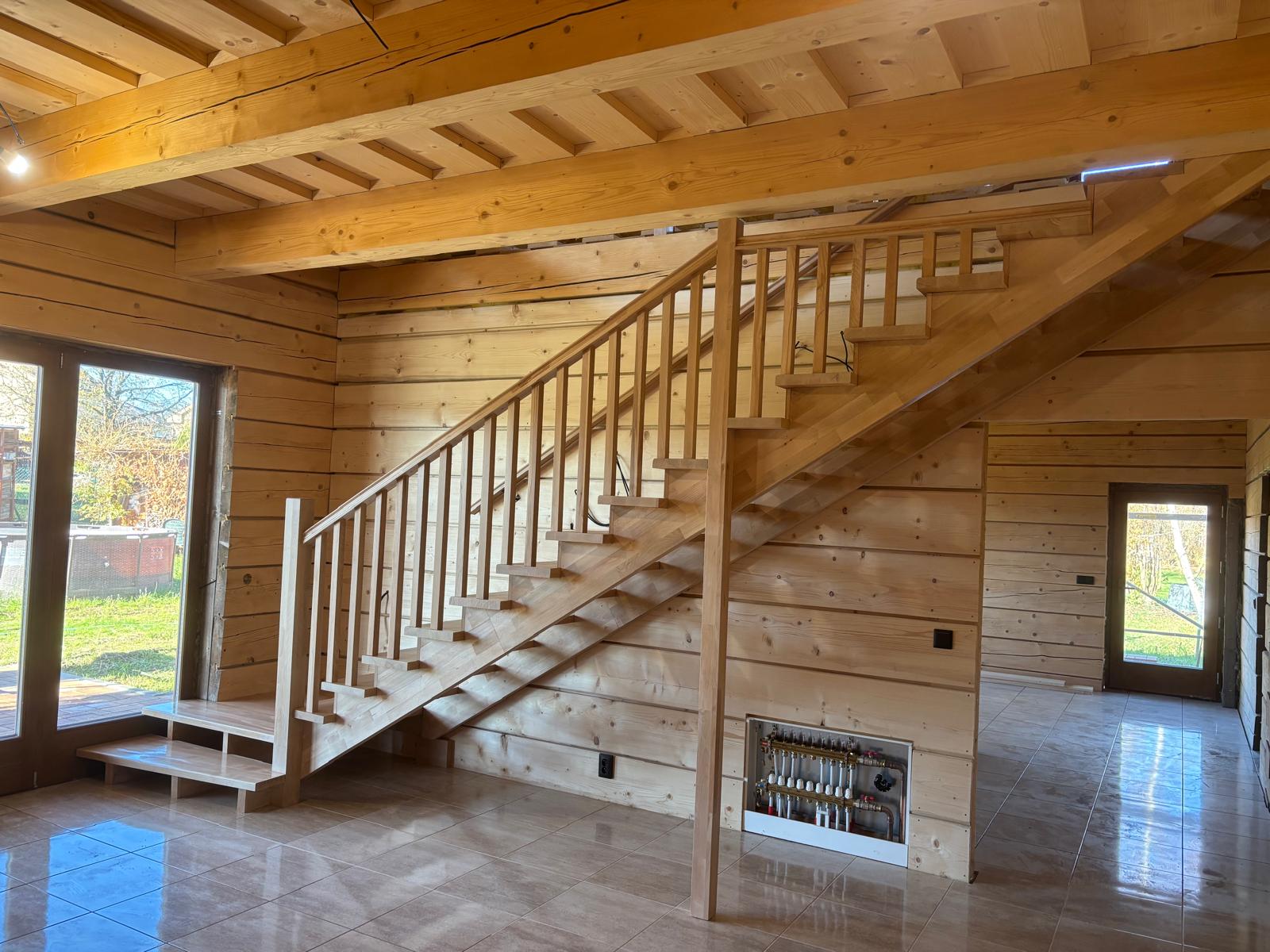 Jasanové samonosné schodiště